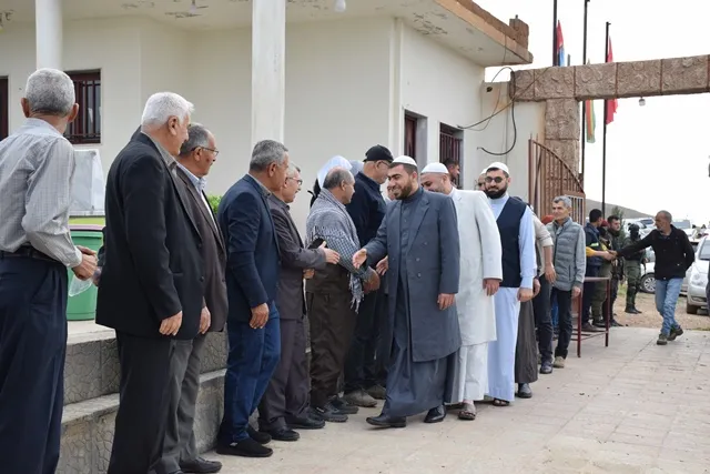 الآلاف في شمال وشرق سوريا يزورون أضرحة الشهداء صبيحة العيد