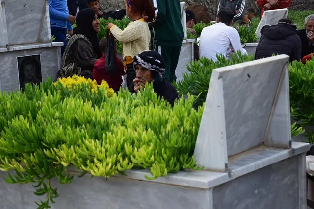 الآلاف في شمال وشرق سوريا يزورون أضرحة الشهداء صبيحة العيد
