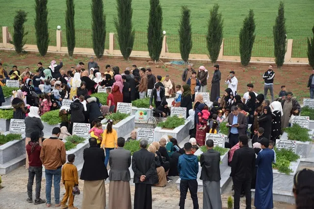 الآلاف في شمال وشرق سوريا يزورون أضرحة الشهداء صبيحة العيد