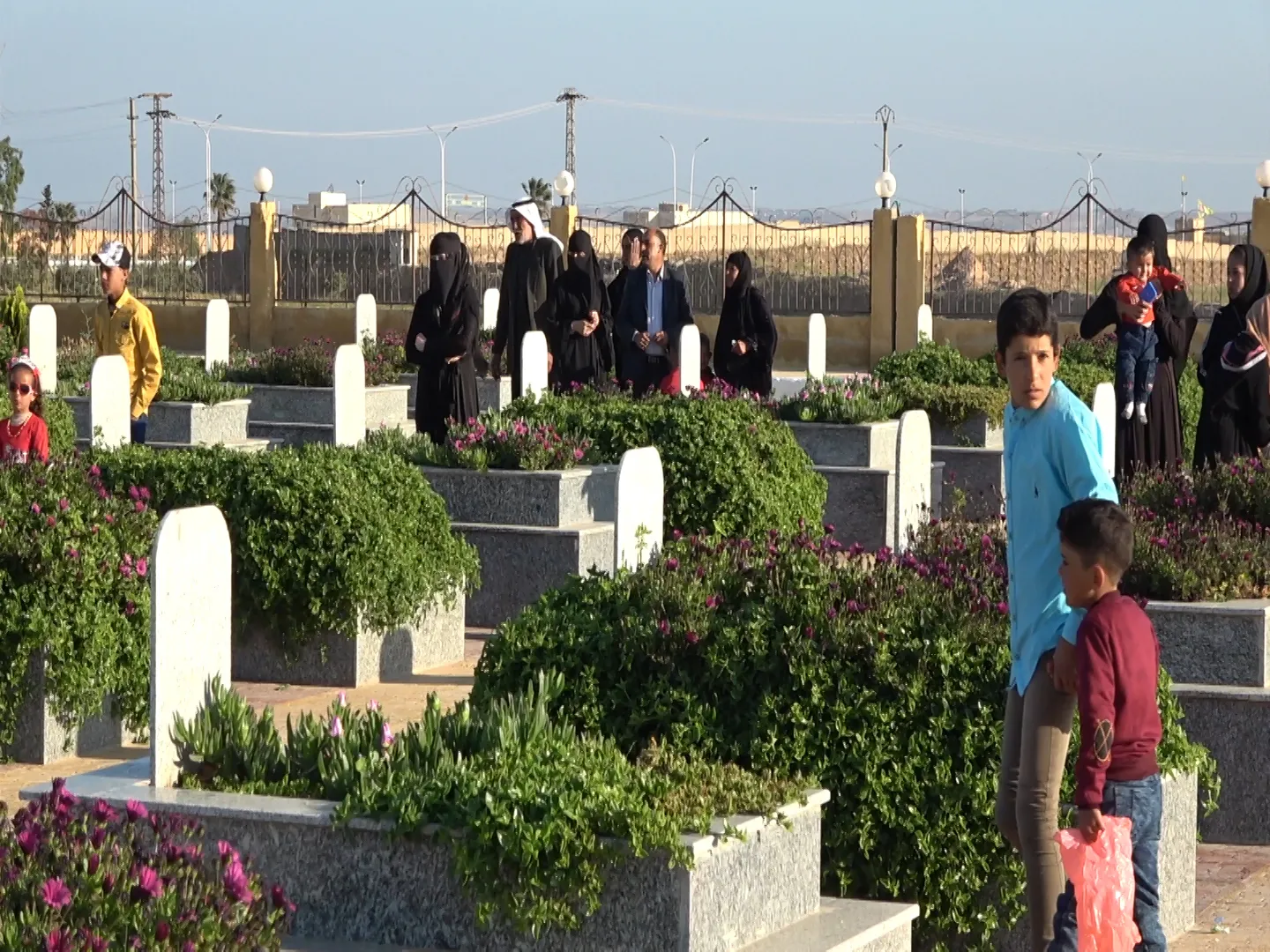 الآلاف في شمال وشرق سوريا يزورون أضرحة الشهداء صبيحة العيد