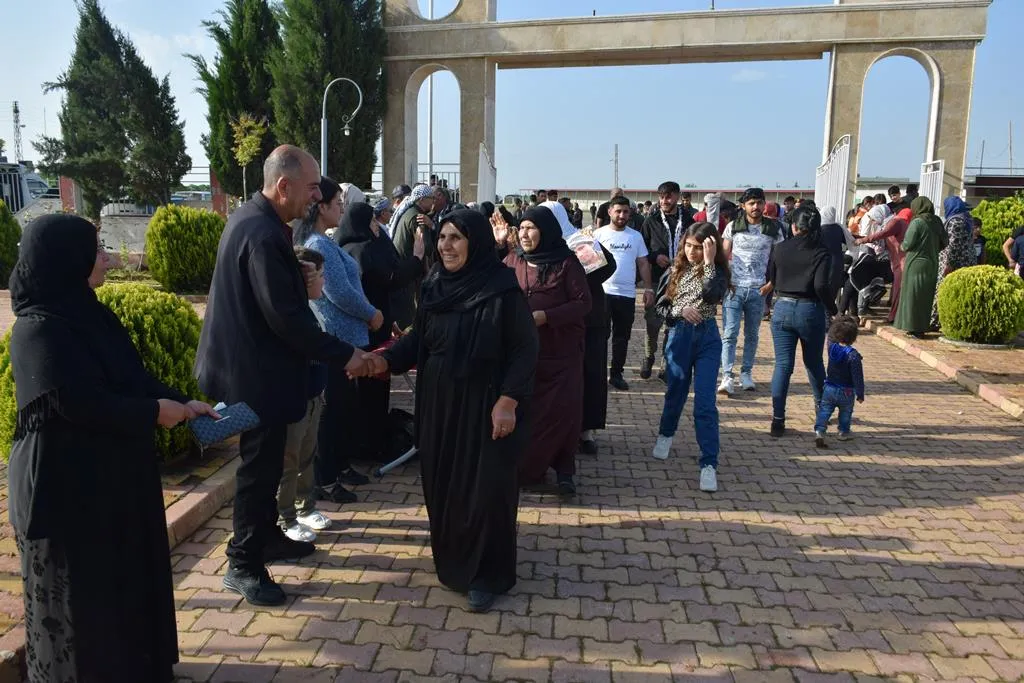 الآلاف في شمال وشرق سوريا يزورون أضرحة الشهداء صبيحة العيد