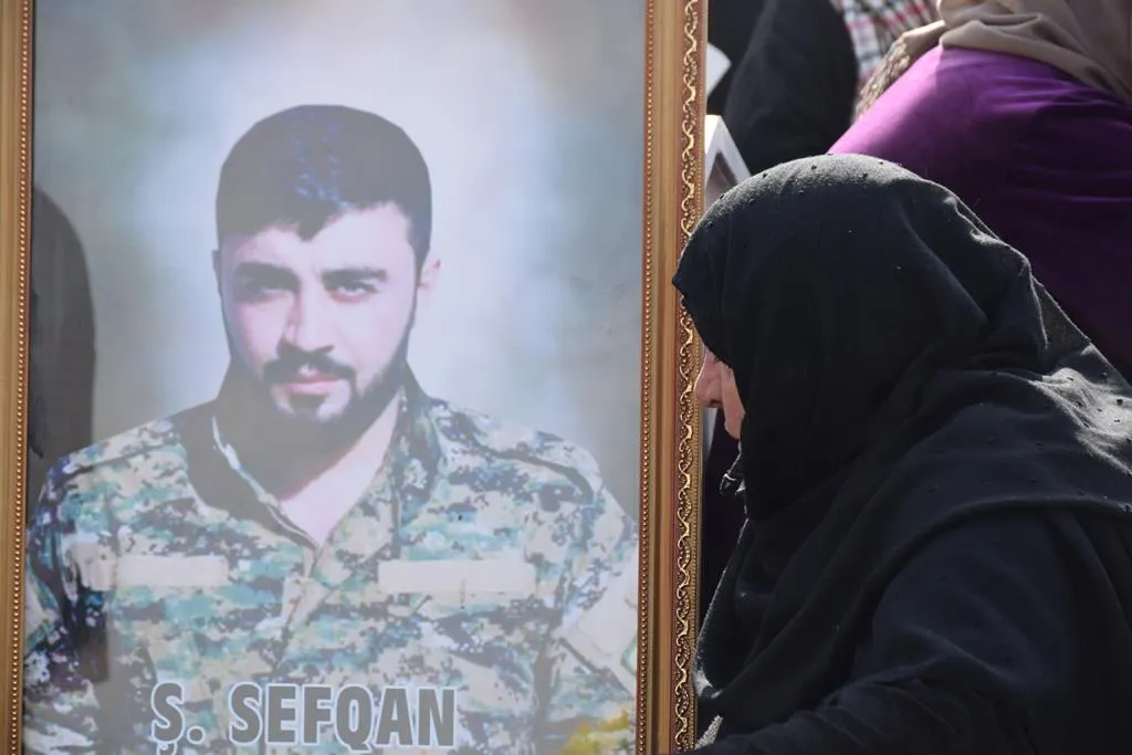الآلاف في شمال وشرق سوريا يزورون أضرحة الشهداء صبيحة العيد