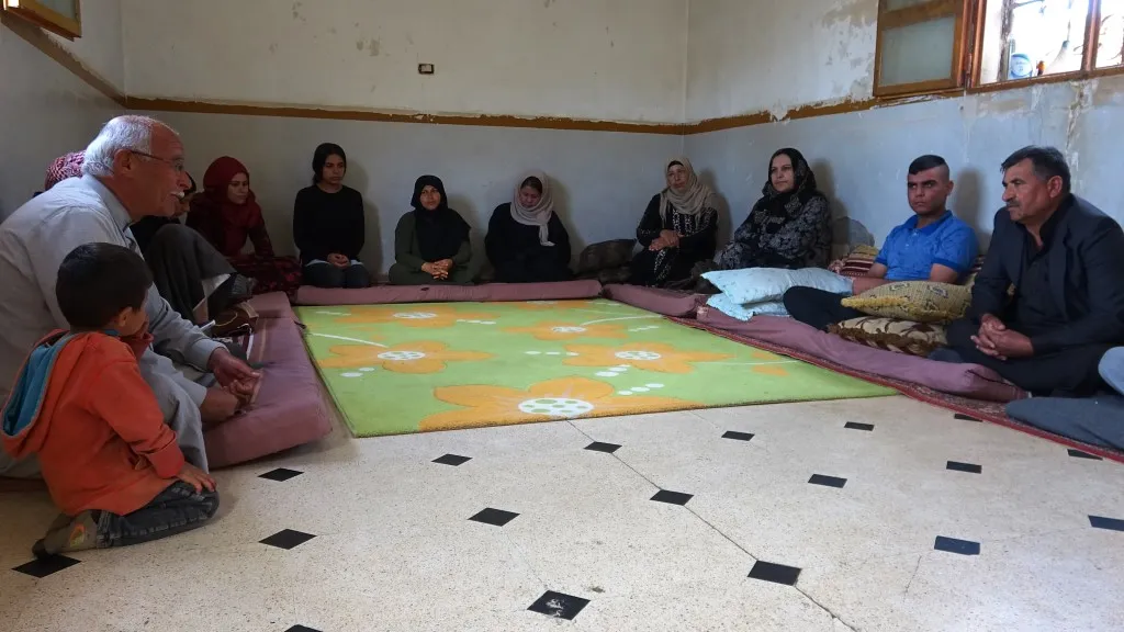 الإدارة الذاتية لإقليم الفرات تزور ذوي الشهداء في كوباني وعين عيسى ثاني أيام العيد