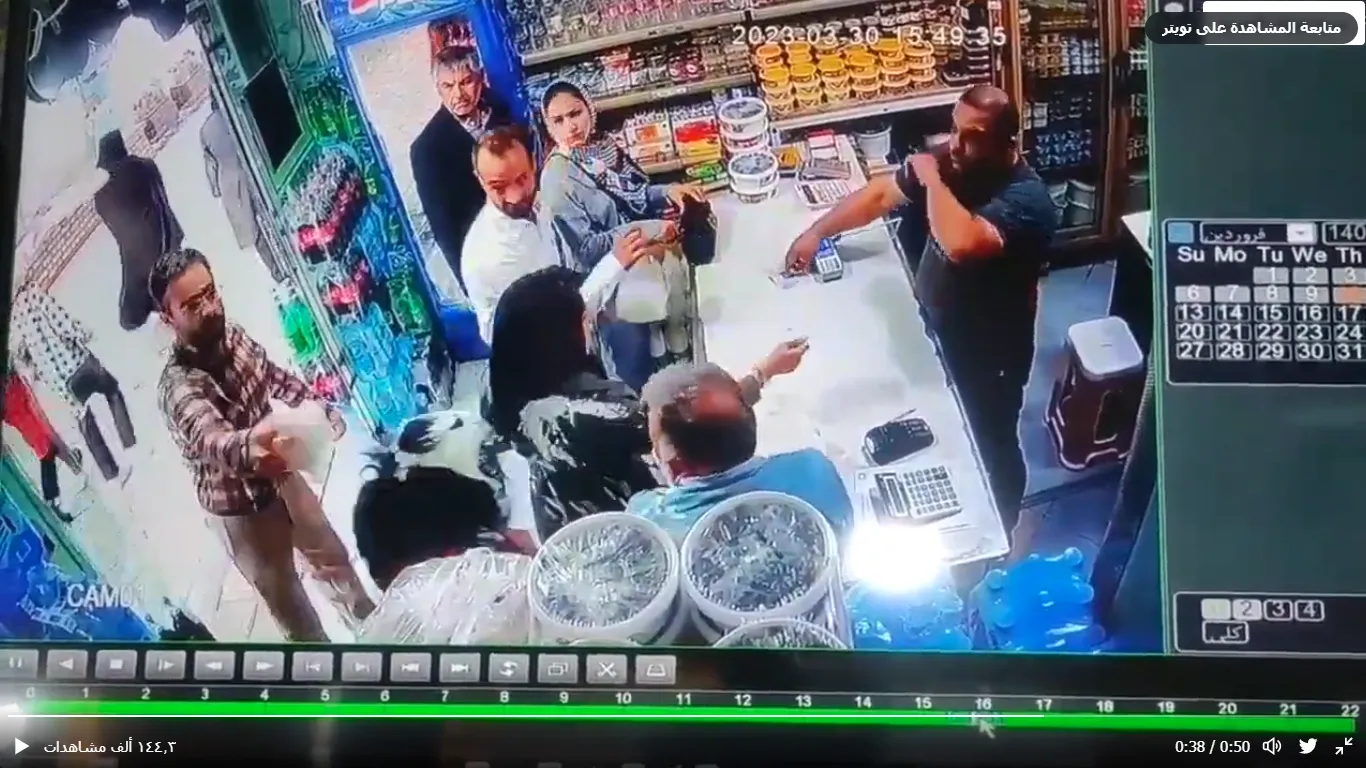 فيديو يشعل غضب الإيرانيين.. رجل يهاجم امرأتين لعدم ارتدائهما الحجاب