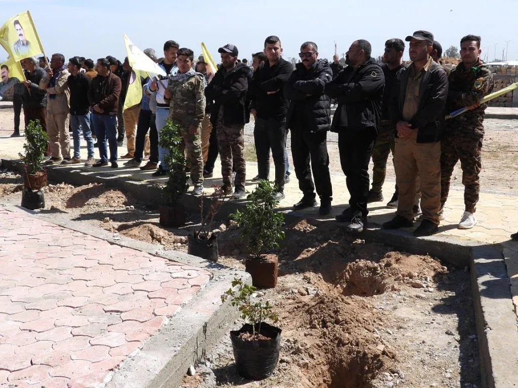 احتفاء بميلاد القائد أوجلان.. زراعة الأشجار في حديقة الـ 4 من نيسان بالطبقة ـ تم التحديث