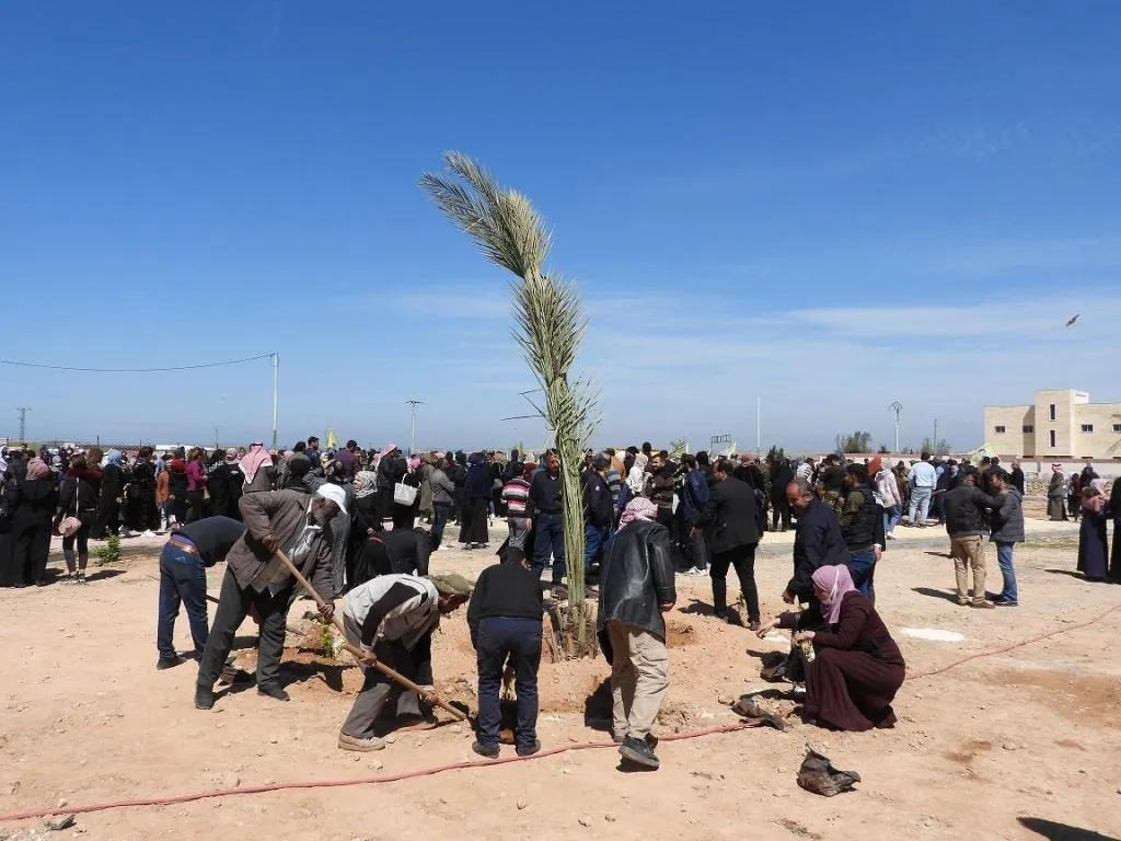 احتفاء بميلاد القائد أوجلان.. زراعة الأشجار في حديقة الـ 4 من نيسان بالطبقة ـ تم التحديث