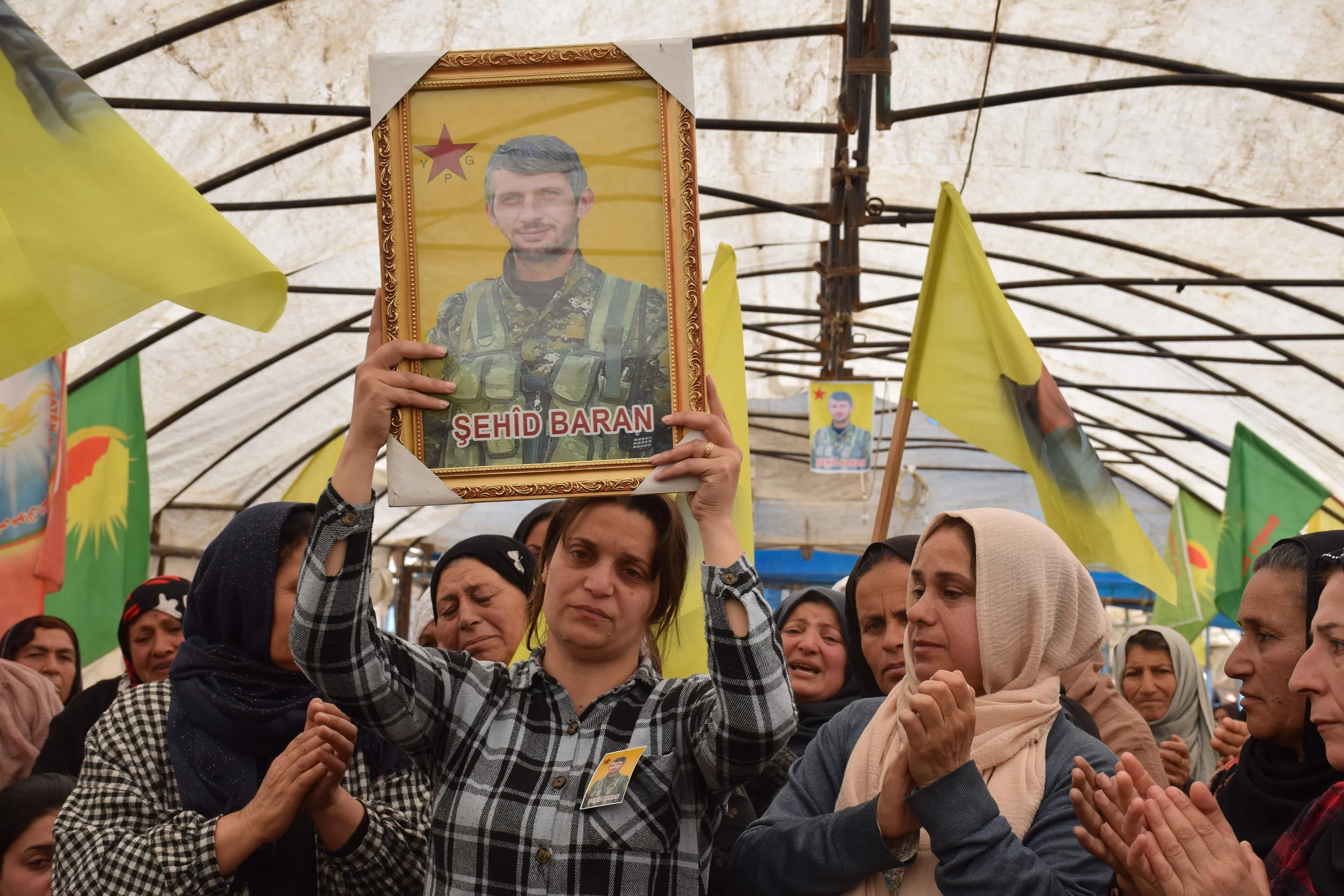 خلال عزاء مقاتل YPG باران نصيبين: راية النضال ستظل شامخة