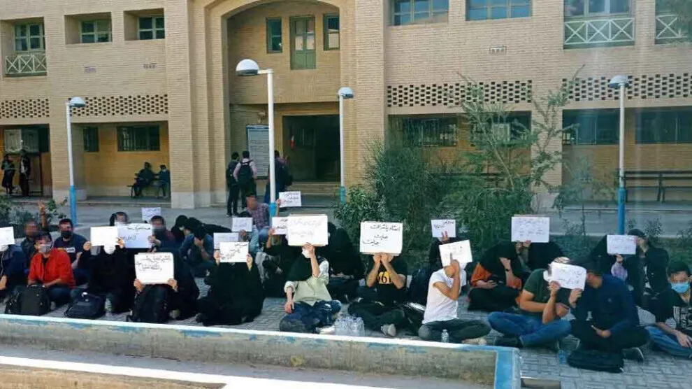 إيقاف 4 طالبات في إيران عن الدراسة في إيران