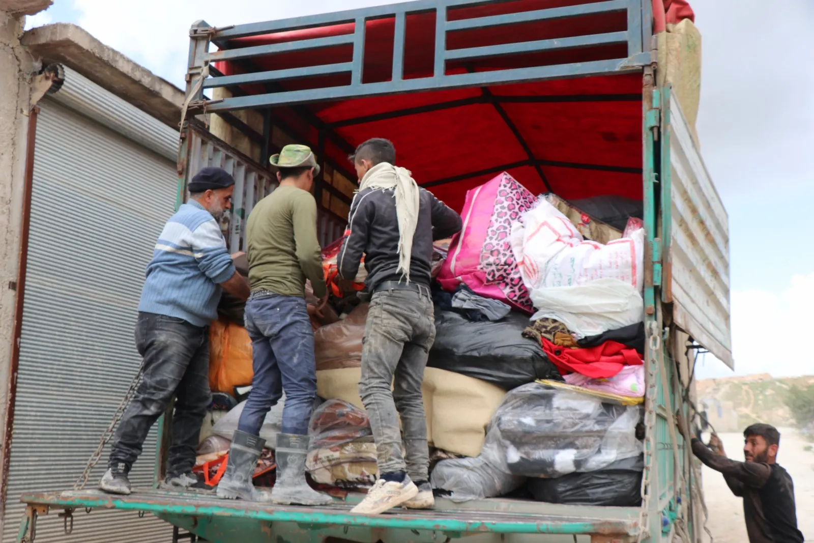 ​​​​​​​بعد شهر كامل على الحواجز مساعدات أهالي السليمانية تصل حلب والشهباء