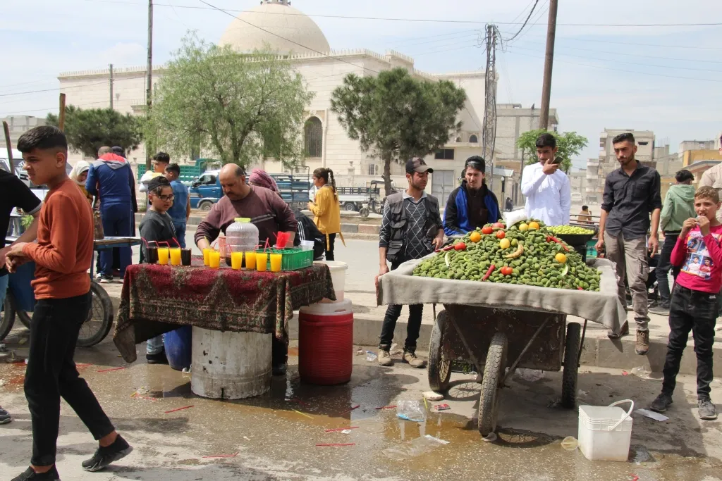 أهالي منبج أصروا على زرع الابتسامة في نفوسهم وسط أجواء الفرح بحلول العيد