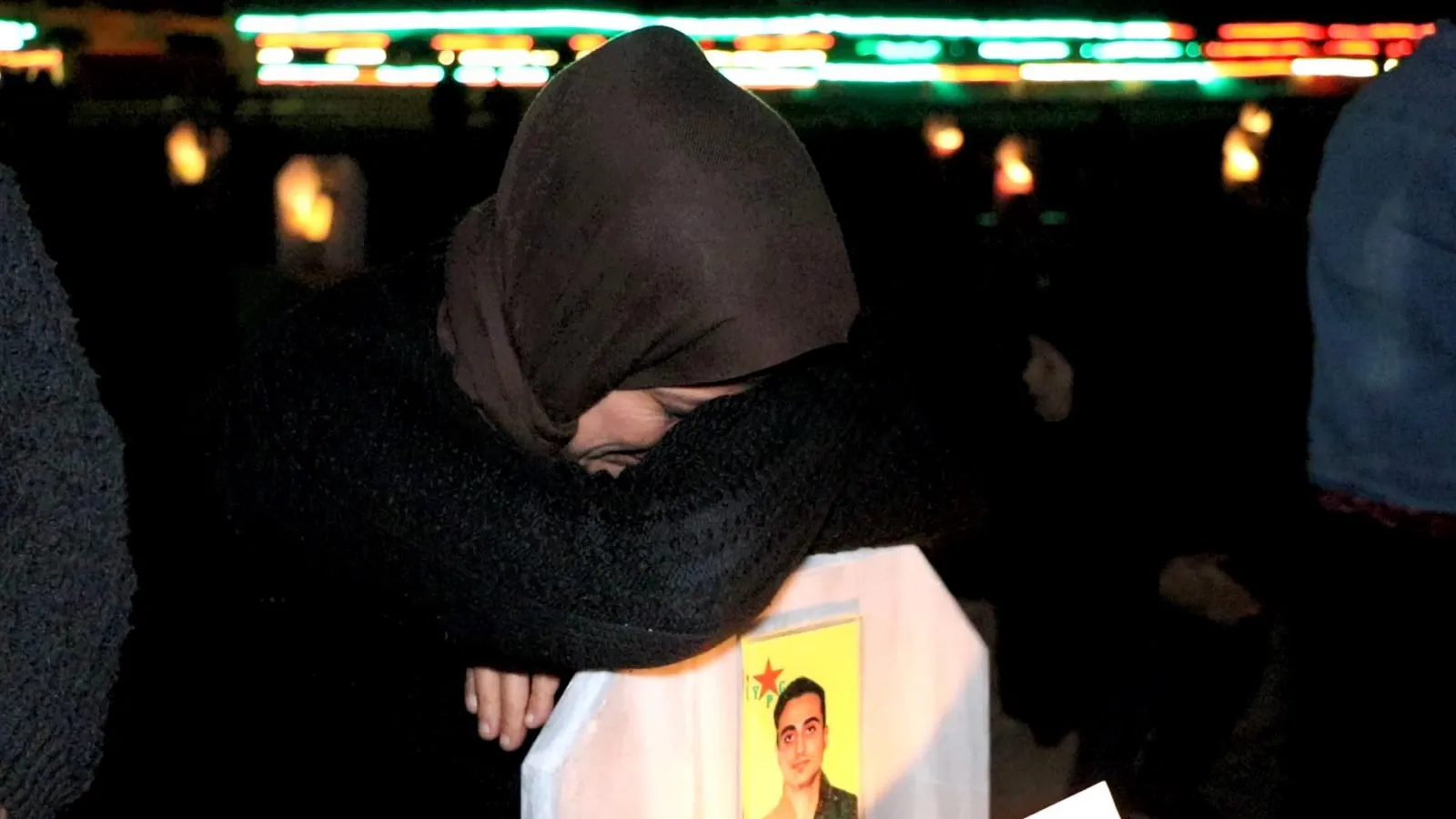 أهالي شمال وشرق سوريا يوقدون الشموع على أضرحة الشهداء بمناسبة عيد الفطر
