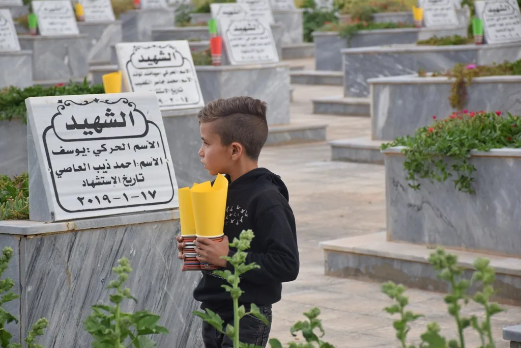 أهالي شمال وشرق سوريا يوقدون الشموع على أضرحة الشهداء بمناسبة عيد الفطر
