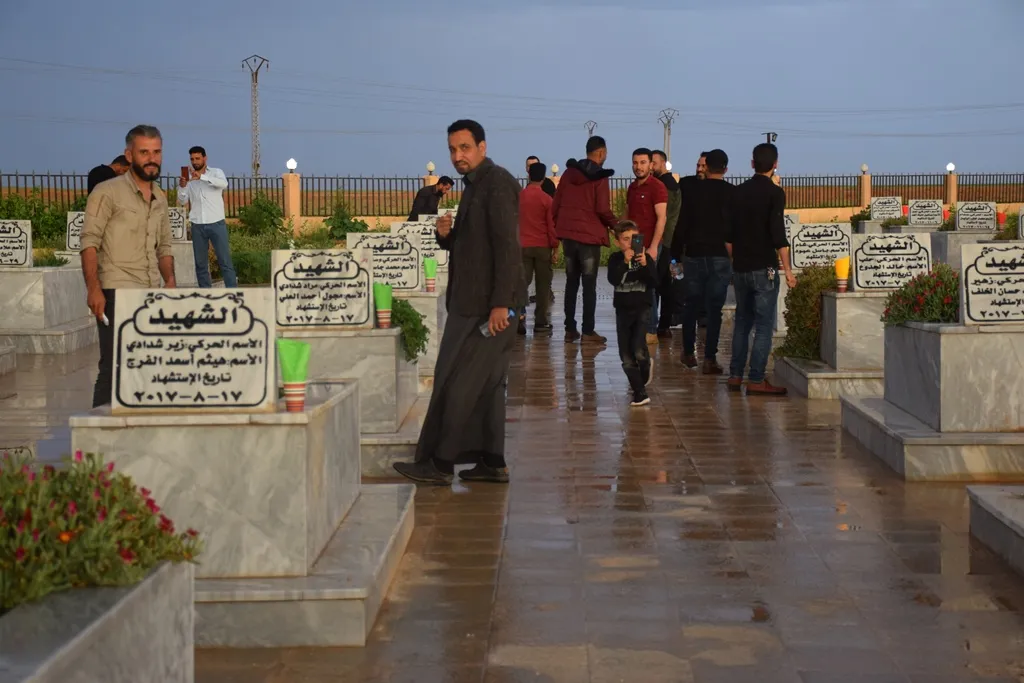أهالي شمال وشرق سوريا يوقدون الشموع على أضرحة الشهداء بمناسبة عيد الفطر