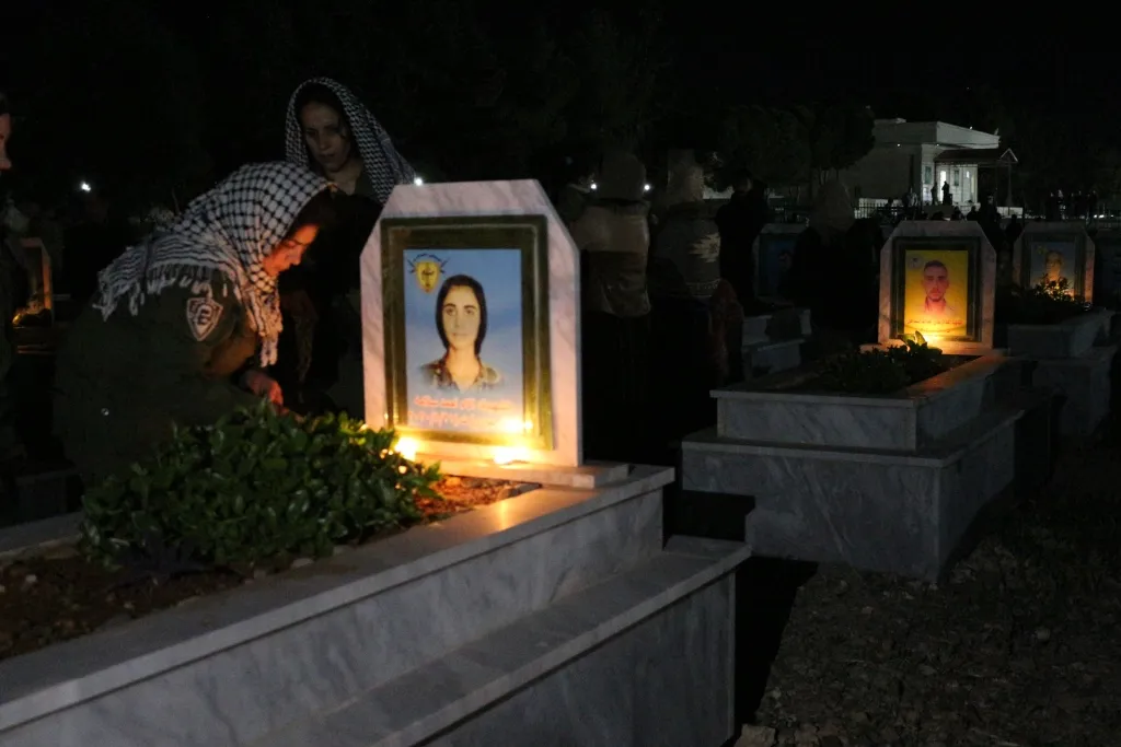 أهالي شمال وشرق سوريا يوقدون الشموع على أضرحة الشهداء بمناسبة عيد الفطر