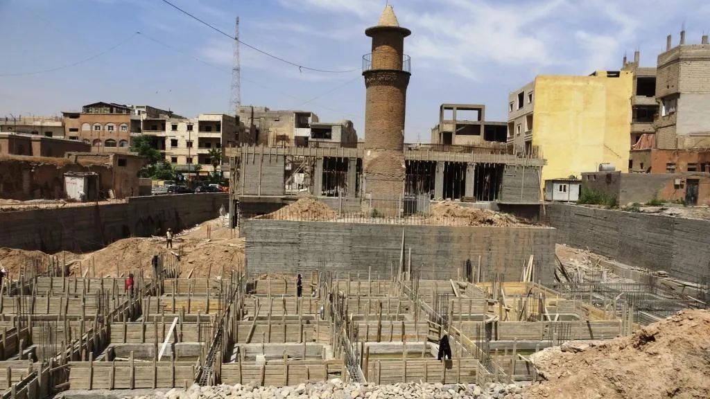 عمليات إعادة بناء الجامع الكبير في مدينة الرقة مستمرة على قدم وساق