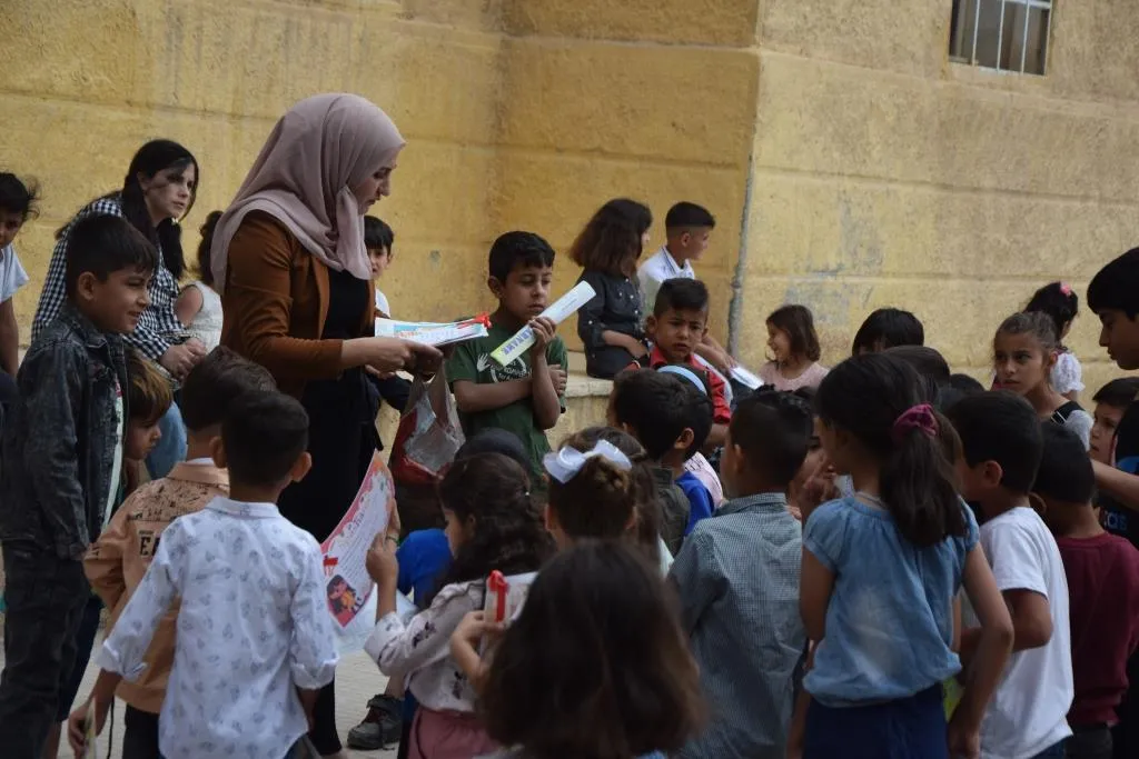 ​​​​​​​توزيع الجلاء المدرسي على طلاب المرحلة الابتدائية في إقليم الفرات