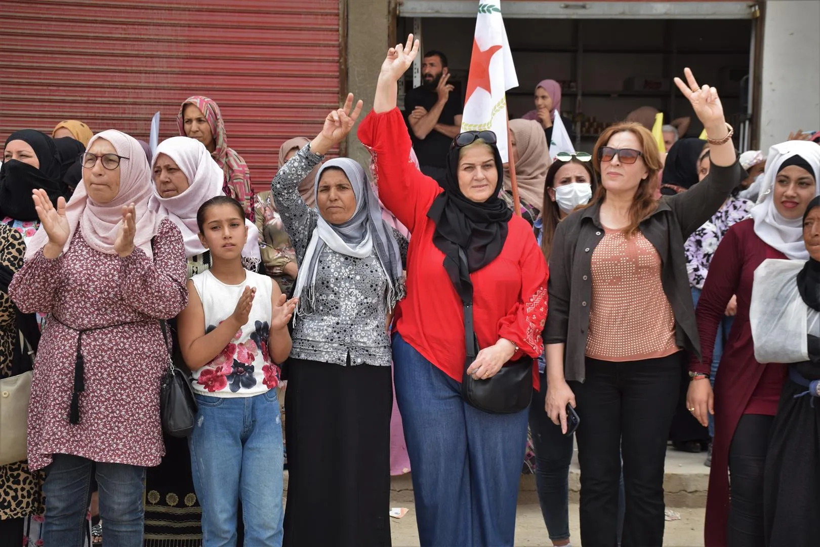 ​​​​​​​مسيرة داعمة لمقاومة قاطني مخيم مخمور في الحسكة