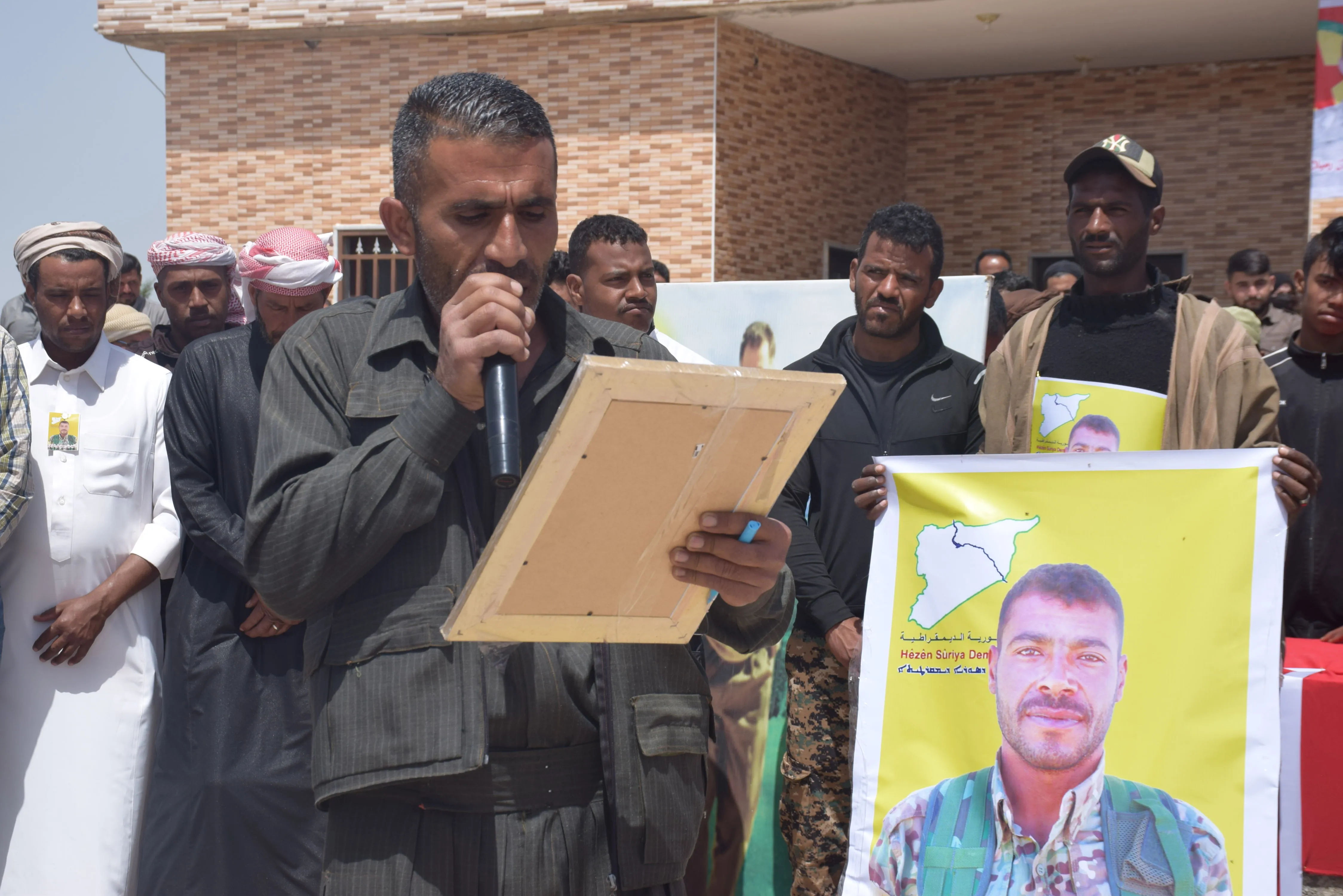 ​​​​​​​تشييع جثمان مقاتل من قسد ومراسم غيابية لمقاتل من الكريلا