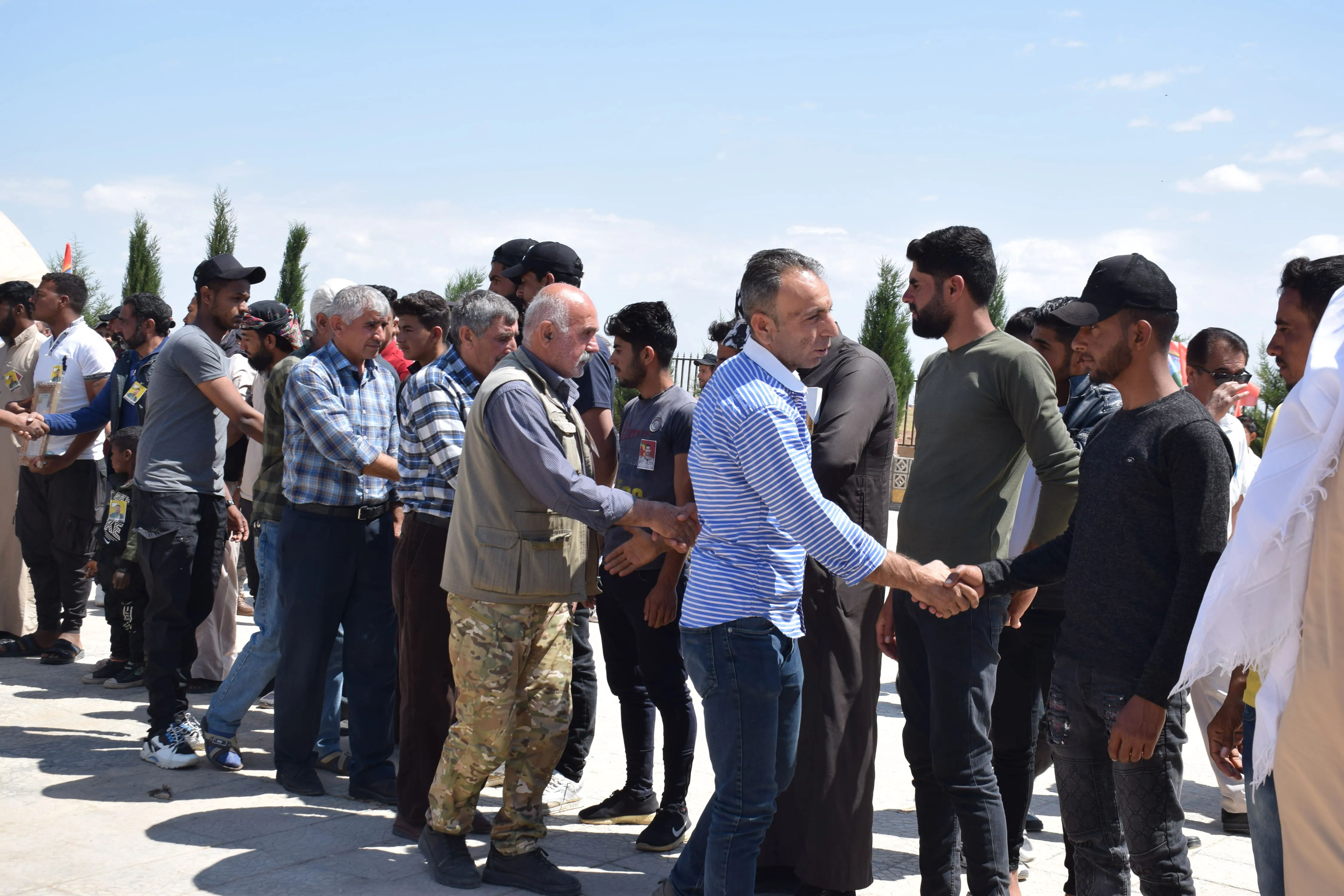 ​​​​​​​أهالي مقاطعة قامشلو يقدمون واجب العزاء لذوي ثلاث شهداء