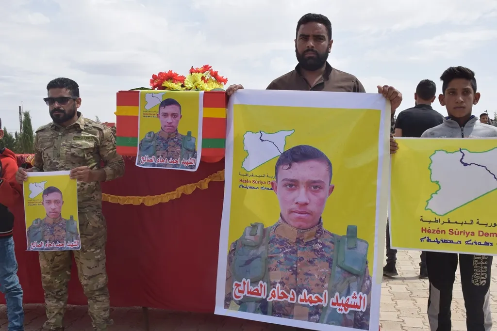 أهالي الشدادي يشيّعون جثمان مقاتل إلى مثواه الأخير