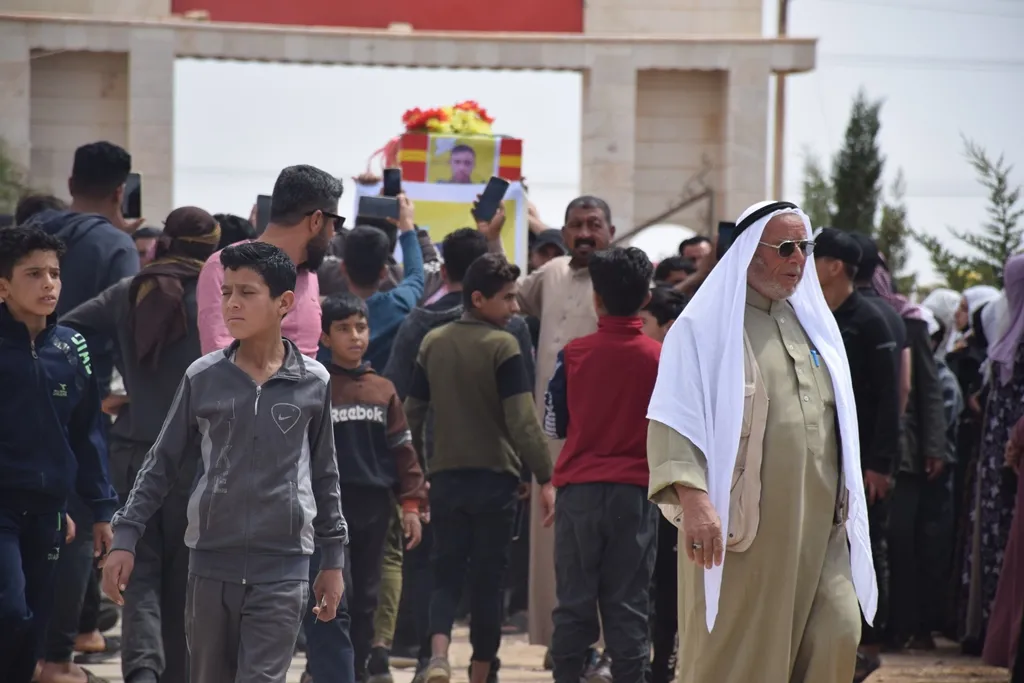 أهالي الشدادي يشيّعون جثمان مقاتل إلى مثواه الأخير