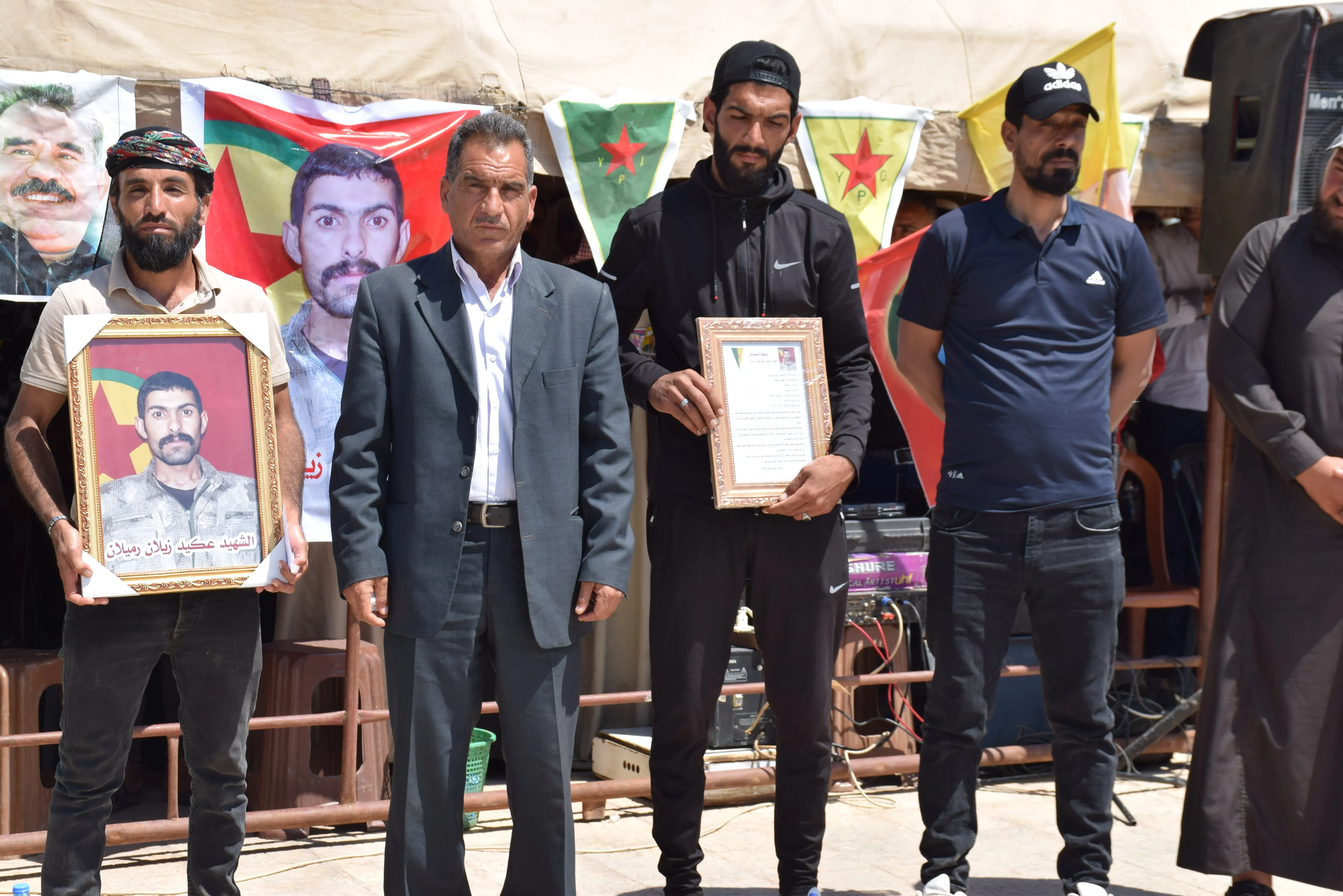 ​​​​​​​أهالي مقاطعة قامشلو يقدمون واجب العزاء لذوي ثلاث شهداء