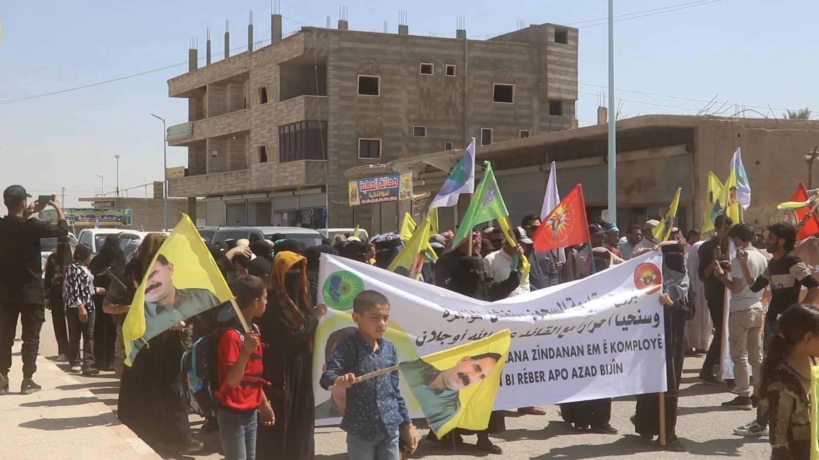 تجديد العهد بالنضال للقائد عبد الله أوجلان خلال مظاهرة بدير الزور