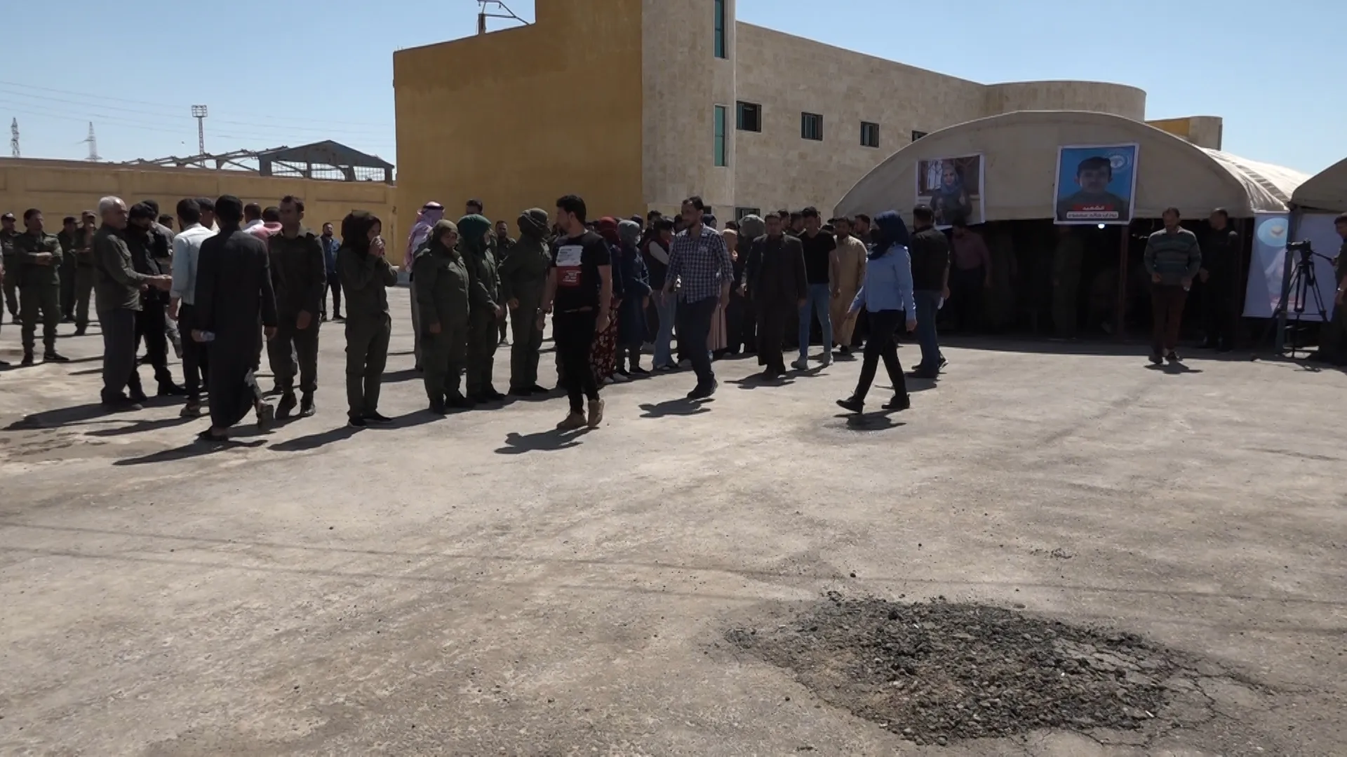 أهالي دير الزور يقدّمون واجب العزاء لذوي الشهداء بوزان وخملين وملكة