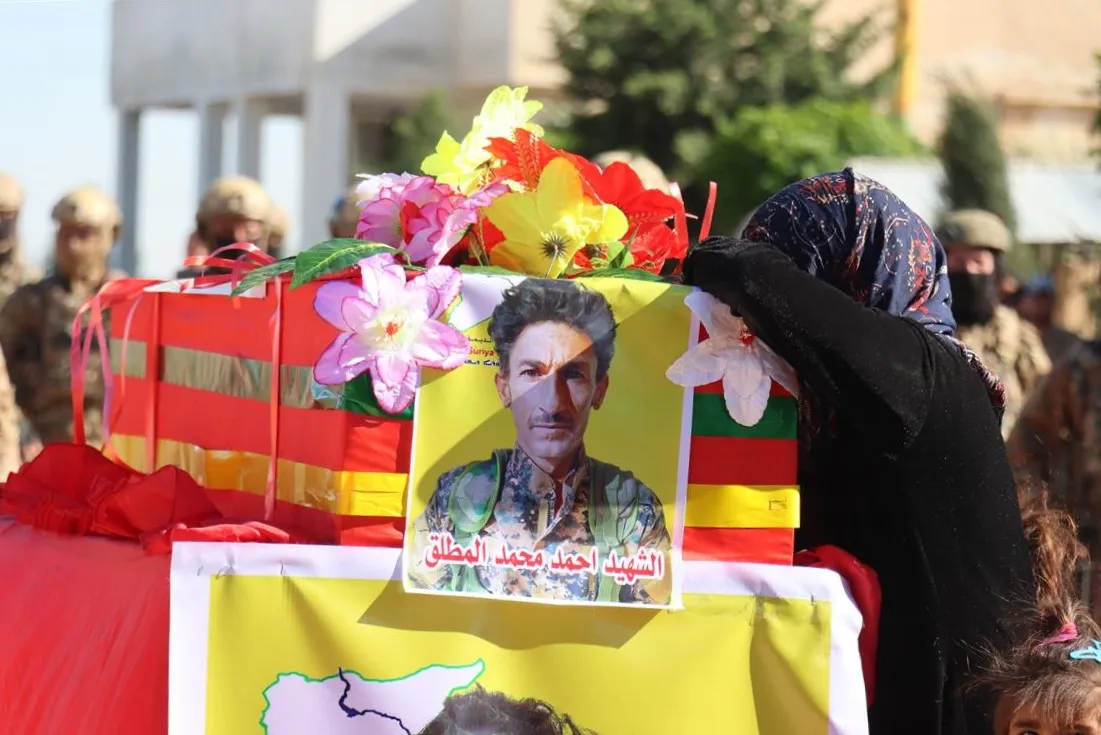 تشييع جثماني الشهيدين أحمد المطلق وصابر أحمد خلال مراسم مهيبة في الحسكة