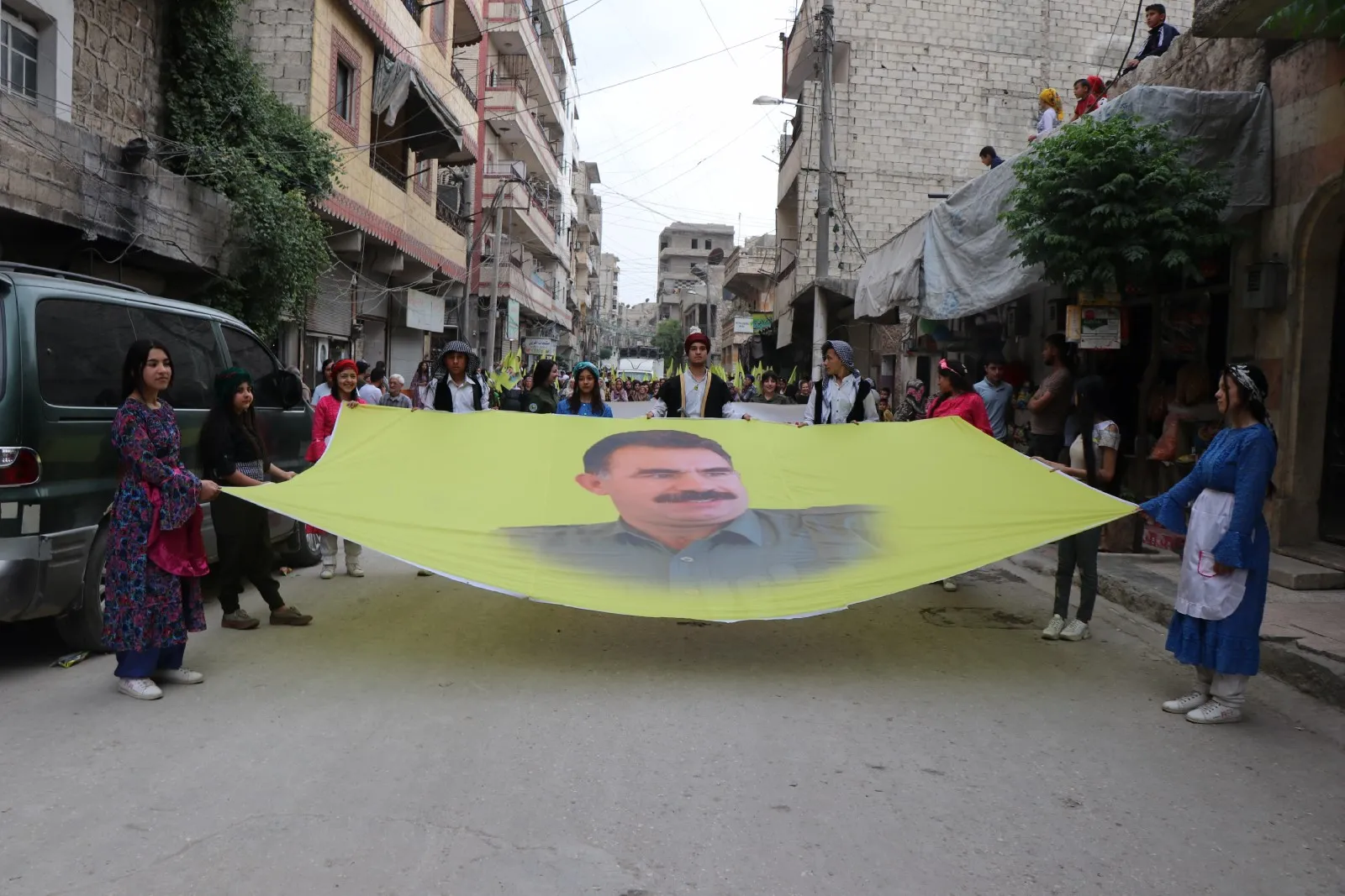 أهالي حلب يؤكدون على تحقيق حرية القائد الجسدية بإرادتهم ونضالهم المستمر