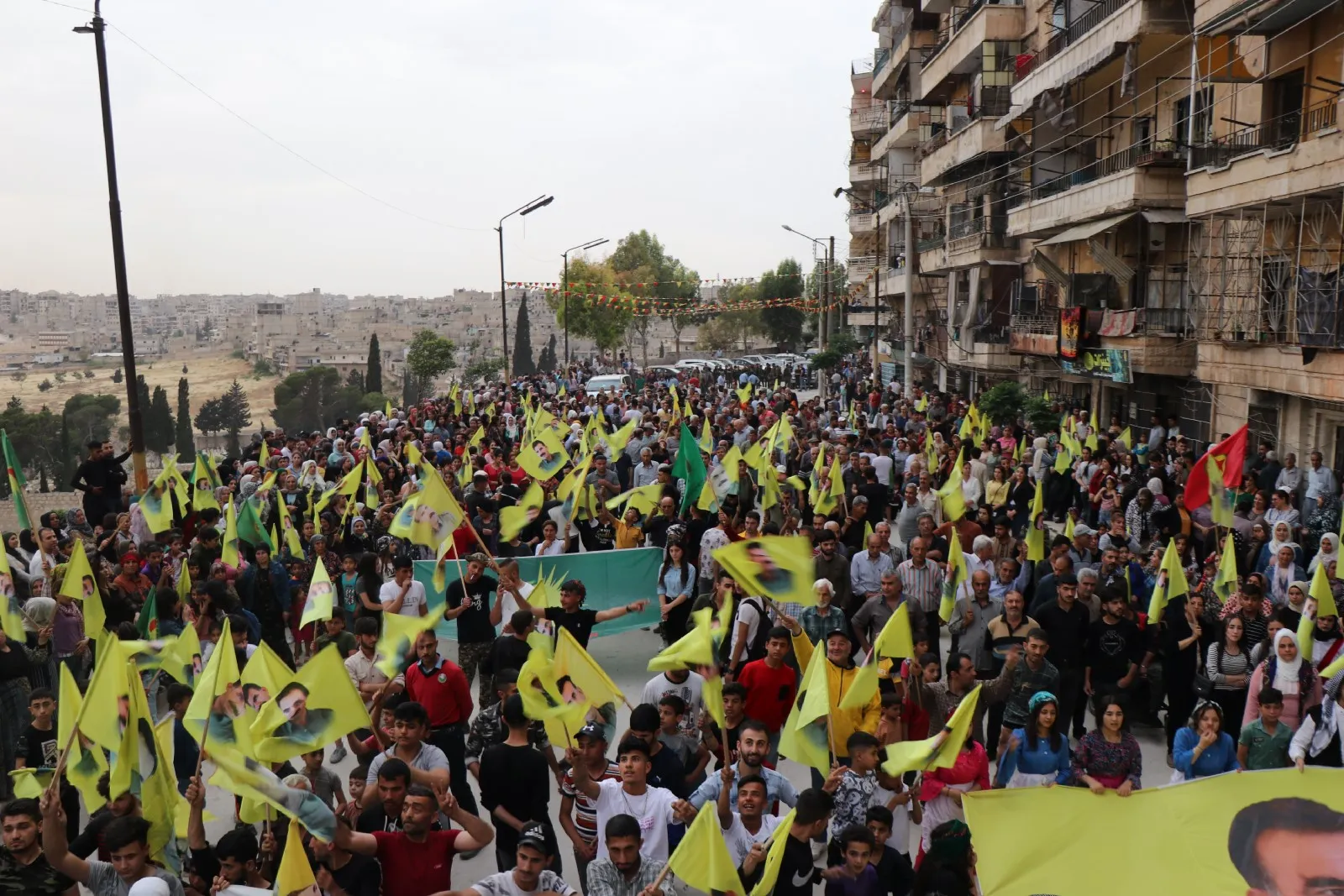أهالي حلب يؤكدون على تحقيق حرية القائد الجسدية بإرادتهم ونضالهم المستمر