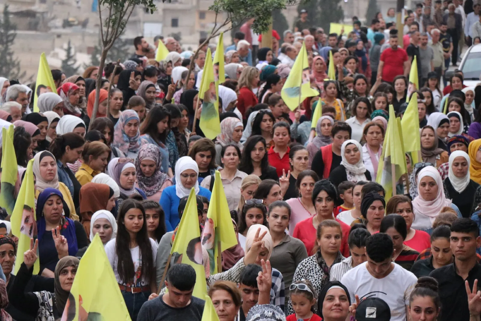 أهالي حلب يؤكدون على تحقيق حرية القائد الجسدية بإرادتهم ونضالهم المستمر
