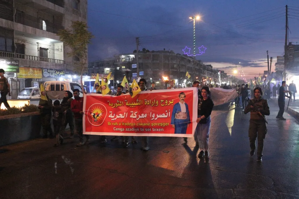 الآلاف من الشبيبة يطالبون بحرية القائد ويعلنون عن حملتهم