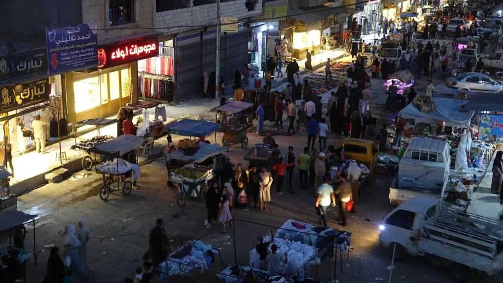 الأسواق تشهد إقبالاً كبيراً لشراء حاجيات العيد وسط تمنيات الاستقرار في سوريا