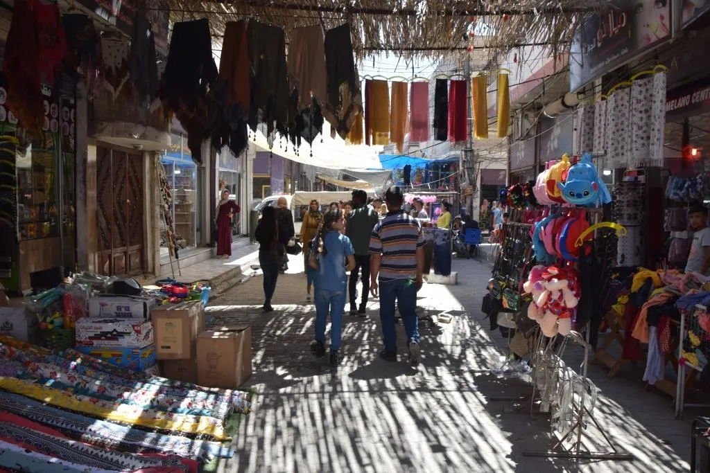 الأسواق تشهد إقبالاً كبيراً لشراء حاجيات العيد وسط تمنيات الاستقرار في سوريا