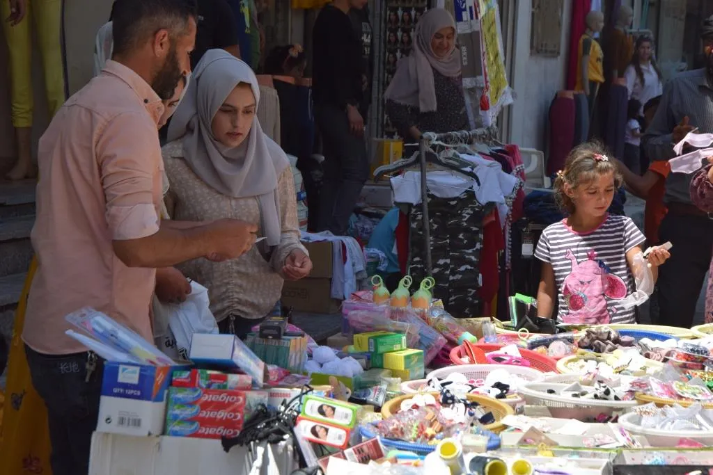 الأسواق تشهد إقبالاً كبيراً لشراء حاجيات العيد وسط تمنيات الاستقرار في سوريا