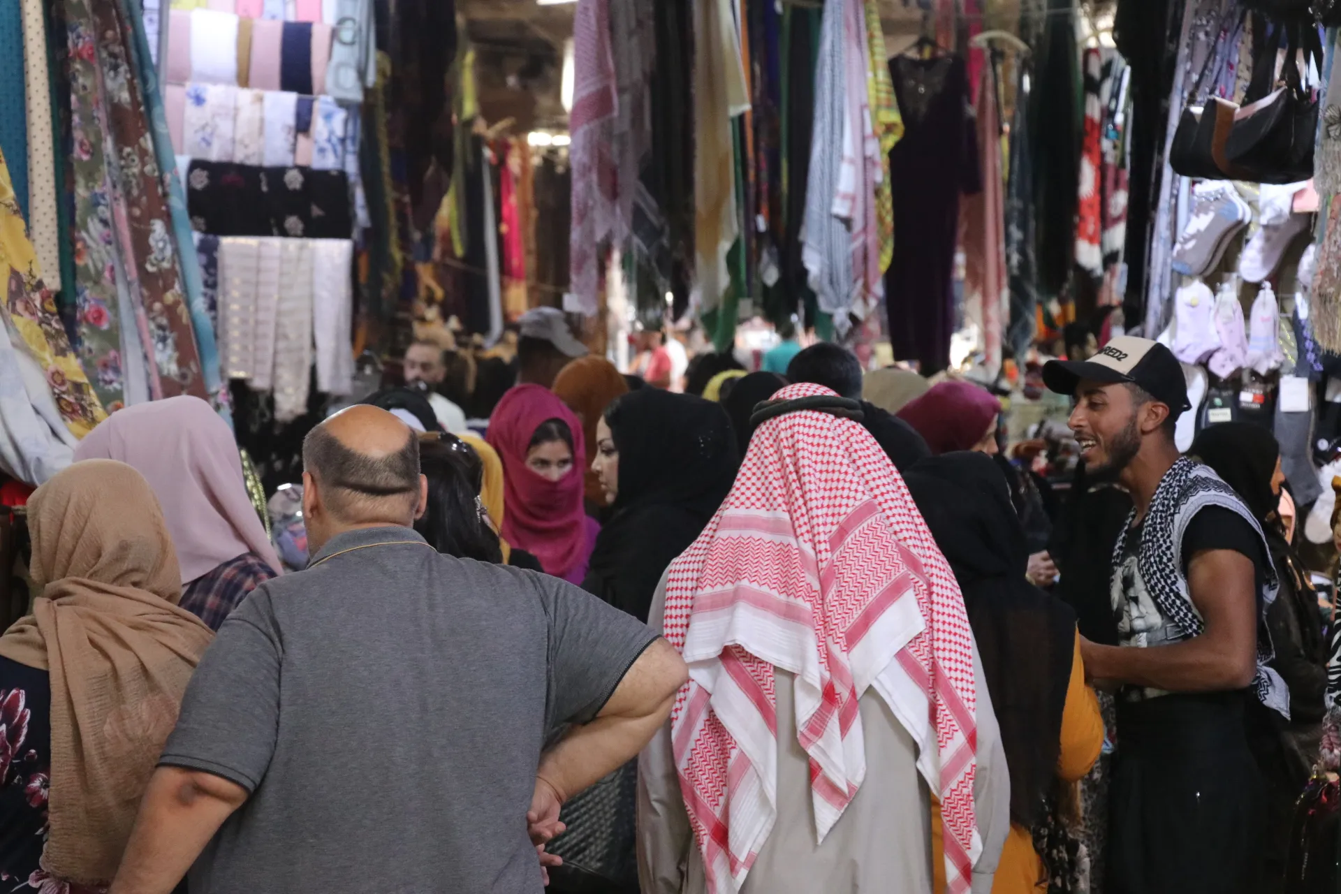 الأسواق تشهد إقبالاً كبيراً لشراء حاجيات العيد وسط تمنيات الاستقرار في سوريا