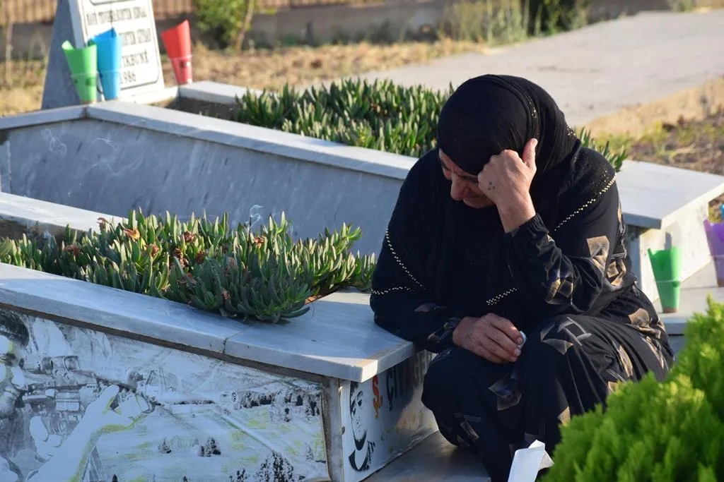 شمال وشرق سوريا.. الآلاف يزورون أضرحة الشهداء صبيحة عيد الأضحى