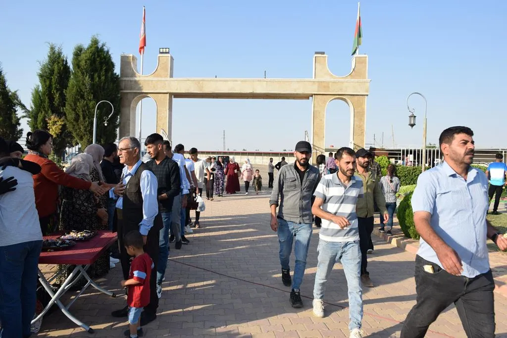 شمال وشرق سوريا.. الآلاف يزورون أضرحة الشهداء صبيحة عيد الأضحى