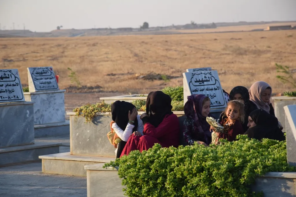 شمال وشرق سوريا.. الآلاف يزورون أضرحة الشهداء صبيحة عيد الأضحى