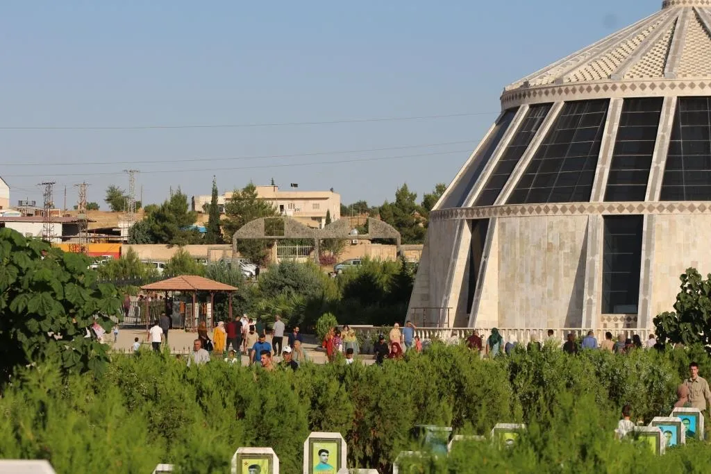 شمال وشرق سوريا.. الآلاف يزورون أضرحة الشهداء صبيحة عيد الأضحى