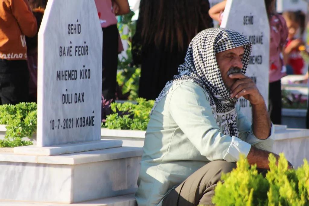شمال وشرق سوريا.. الآلاف يزورون أضرحة الشهداء صبيحة عيد الأضحى
