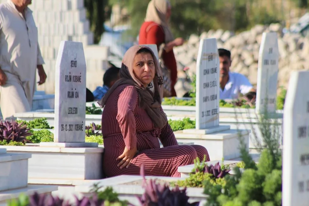 شمال وشرق سوريا.. الآلاف يزورون أضرحة الشهداء صبيحة عيد الأضحى