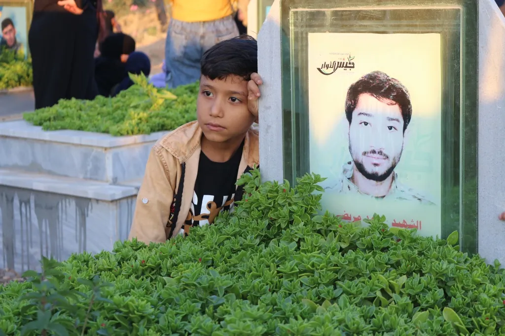 شمال وشرق سوريا.. الآلاف يزورون أضرحة الشهداء صبيحة عيد الأضحى