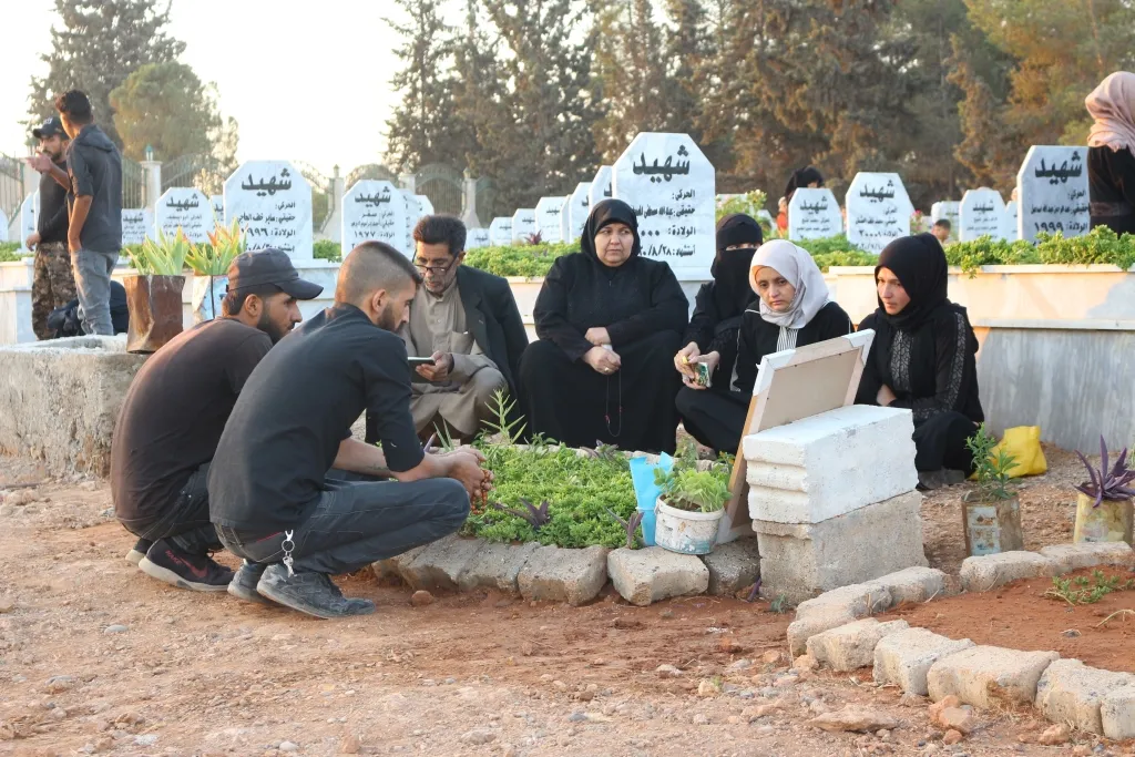 شمال وشرق سوريا.. الآلاف يزورون أضرحة الشهداء صبيحة عيد الأضحى