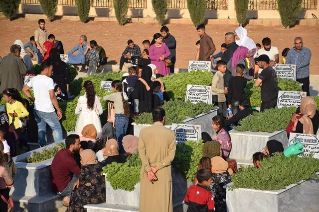 شمال وشرق سوريا.. الآلاف يزورون أضرحة الشهداء صبيحة عيد الأضحى