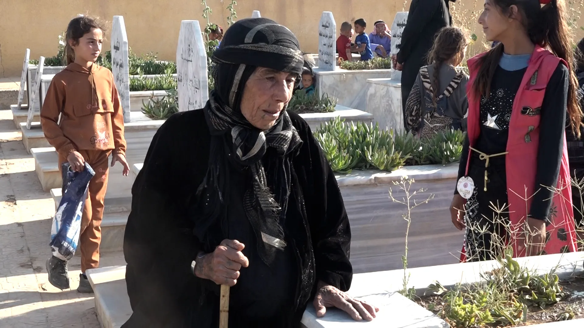 شمال وشرق سوريا.. الآلاف يزورون أضرحة الشهداء صبيحة عيد الأضحى
