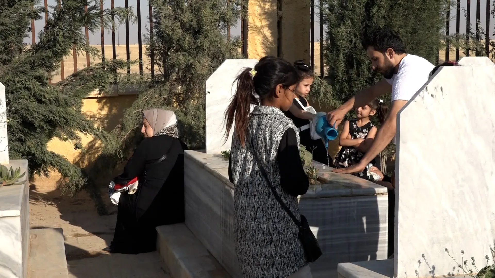 شمال وشرق سوريا.. الآلاف يزورون أضرحة الشهداء صبيحة عيد الأضحى