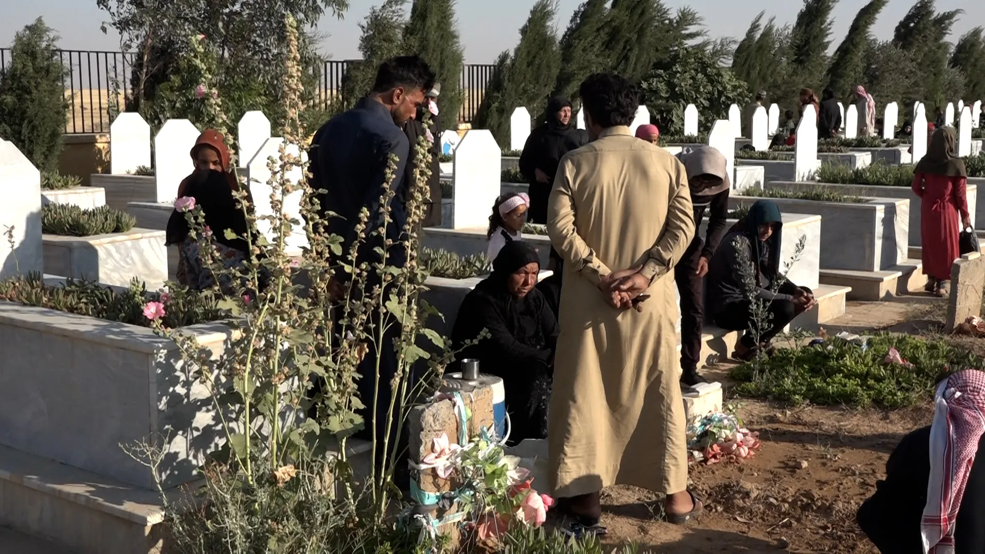 شمال وشرق سوريا.. الآلاف يزورون أضرحة الشهداء صبيحة عيد الأضحى