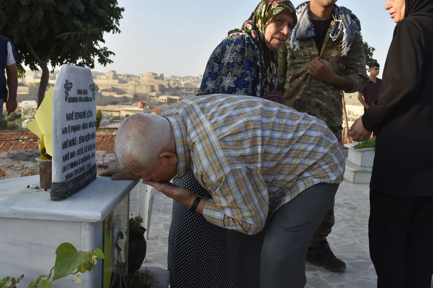 شمال وشرق سوريا.. الآلاف يزورون أضرحة الشهداء صبيحة عيد الأضحى